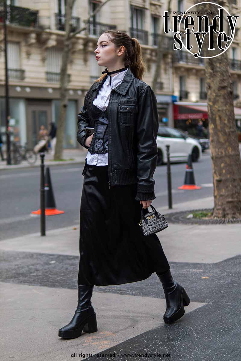 Total black street style modetrends lente 2023 - Photo ADVERSUS