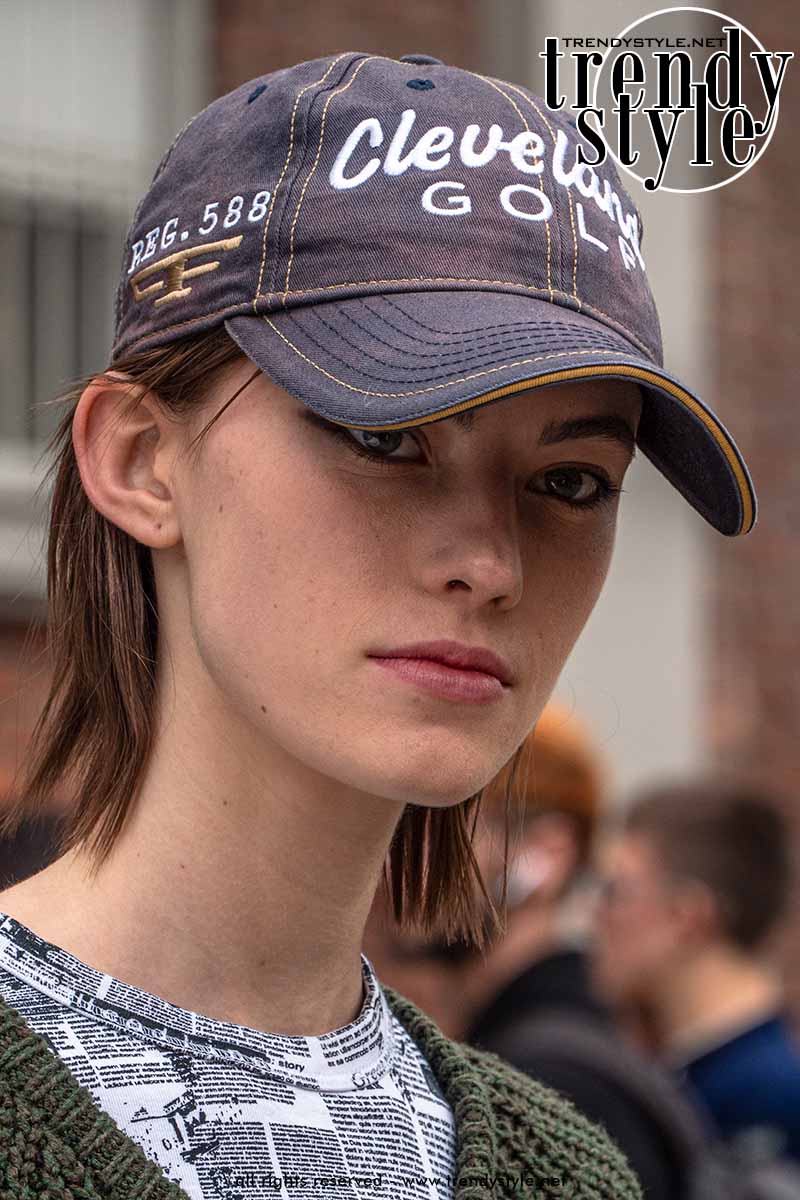 Baseball cap zomer trend 2023 - Foto Charlotte Mesman