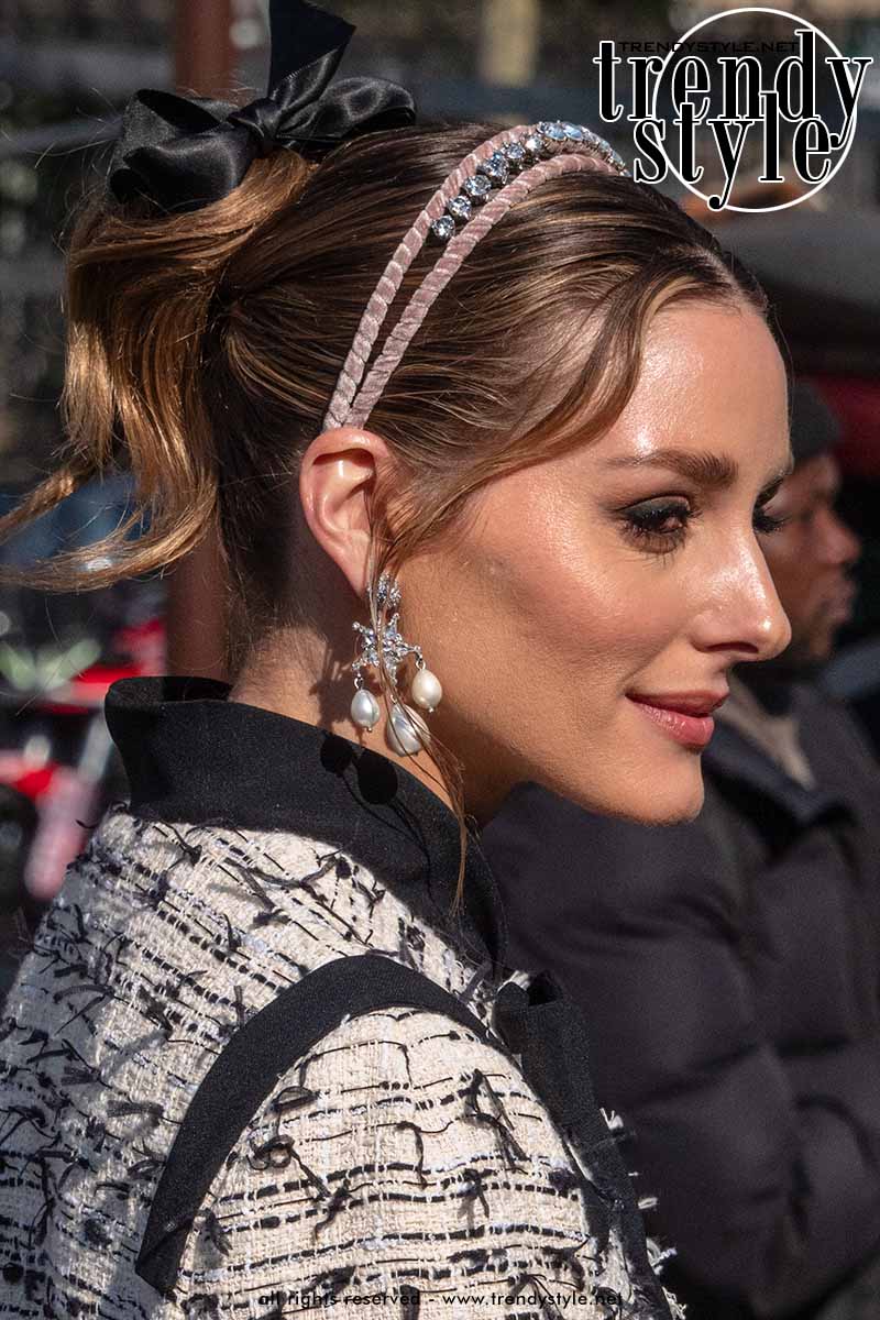 Opsteekkapsels voor zomer 2023 - Op deze foto Olivia Palermo - Foto Charlotte Mesman