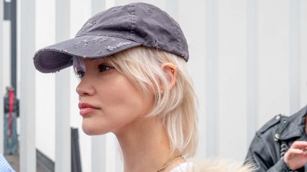 Baseball cap zomer trend 2023 - Foto Charlotte Mesman