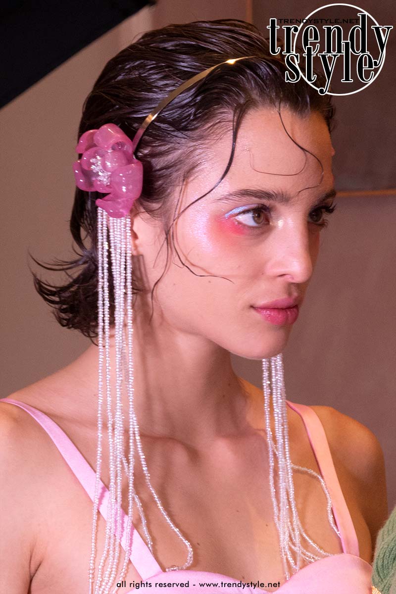 Wet look kapsel backstage bij Sara Wong