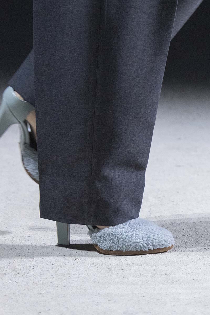 Opmerkelijke schoenentrend voor winter 2023: fluffy schoenen