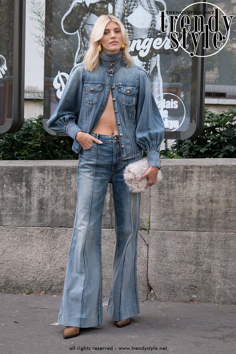 Total denim look bij Chanel. Denim trends voor herfst winter 2023 2024