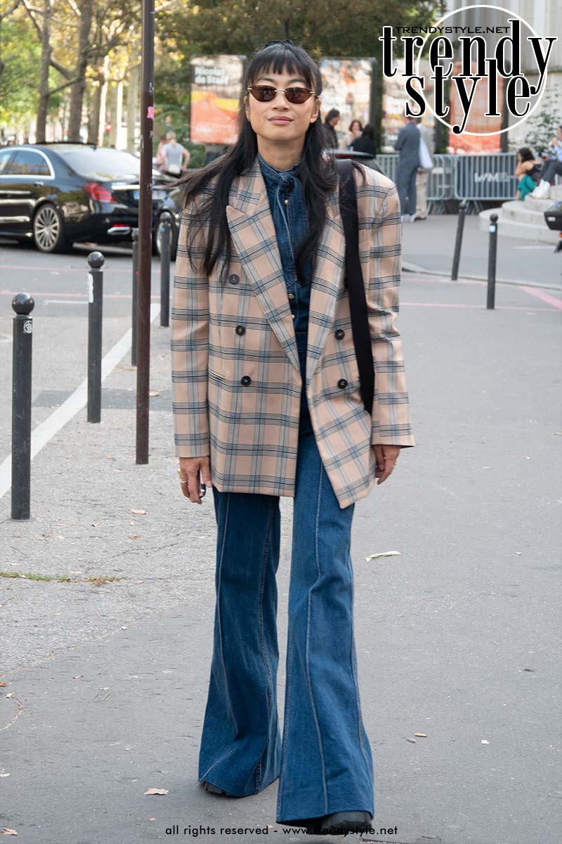 Total denim look bij Chanel. Denim trends voor herfst winter 2023 2024