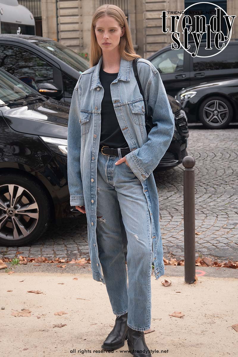 Total denim look bij Chanel. Denim trends voor herfst winter 2023 2024