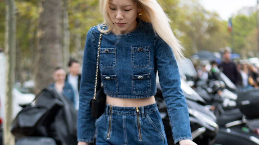 Total denim look bij Chanel. Denim trends voor herfst winter 2023 2024