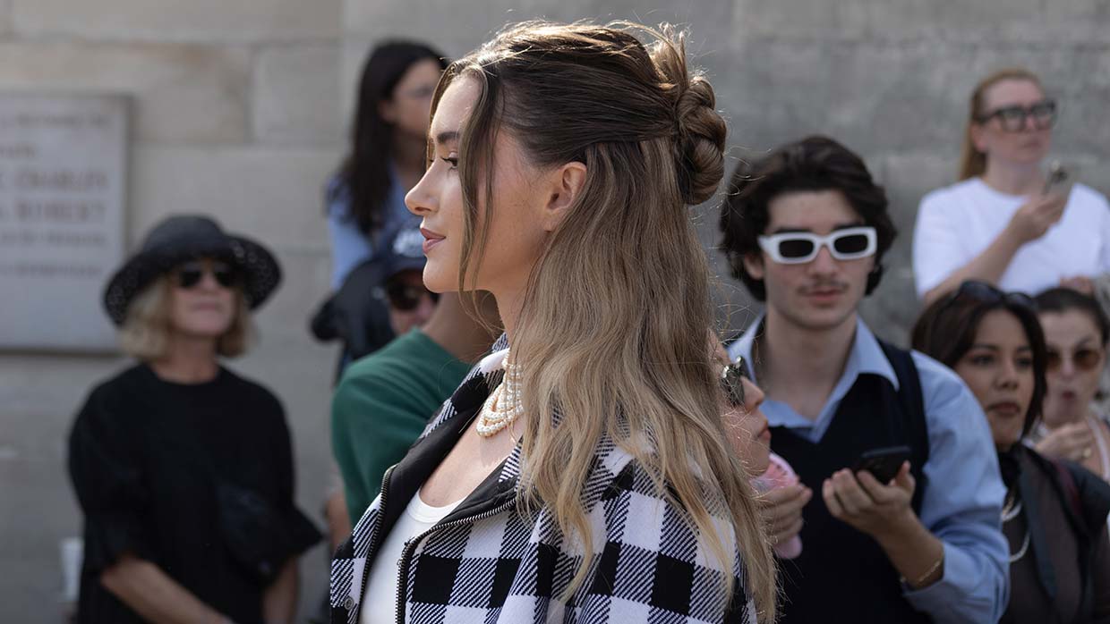 4x-haarstijlen-in-de-streetstyle-bij-dior-kies-je-feestkapsel