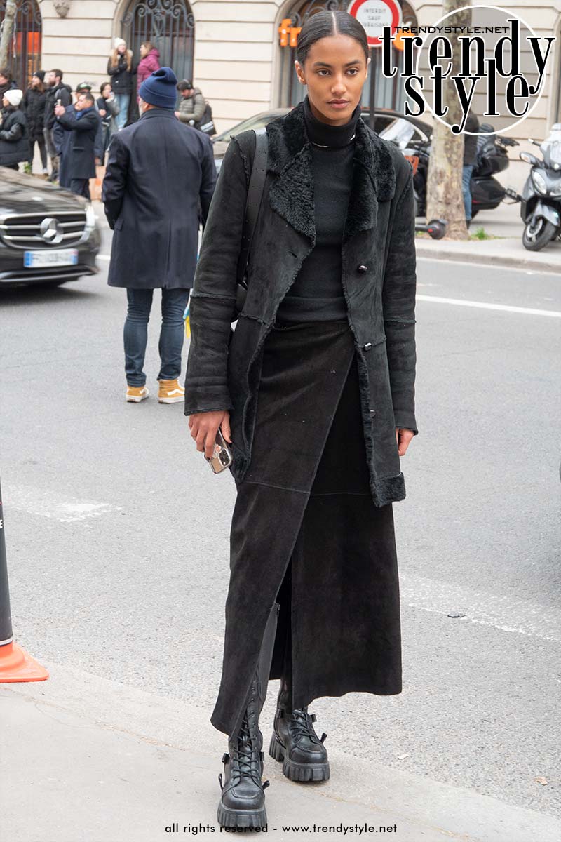 Total black look bij Hermès