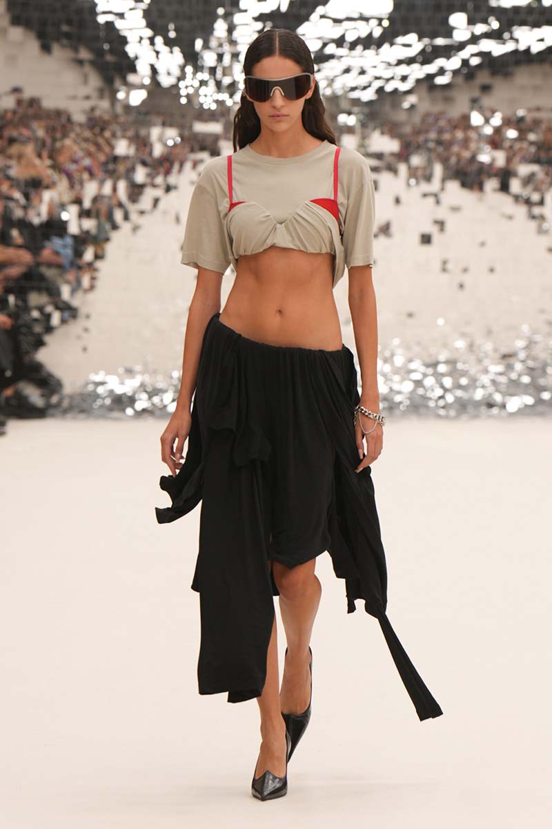 Asymmetrische rok van Acne Studios. Photo courtesy of Acne Studios