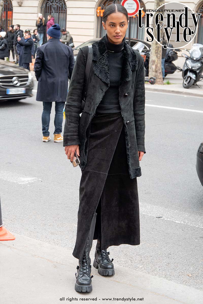 Streetstyle 2024. Total black met lange rok