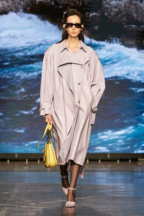 Modetrends. Zo zien de trench coats voor voorjaar 2024 eruit