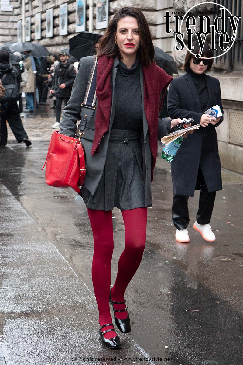 Gekleurde pantykousen in de streetstyle tijdens de Paris Fashion Week