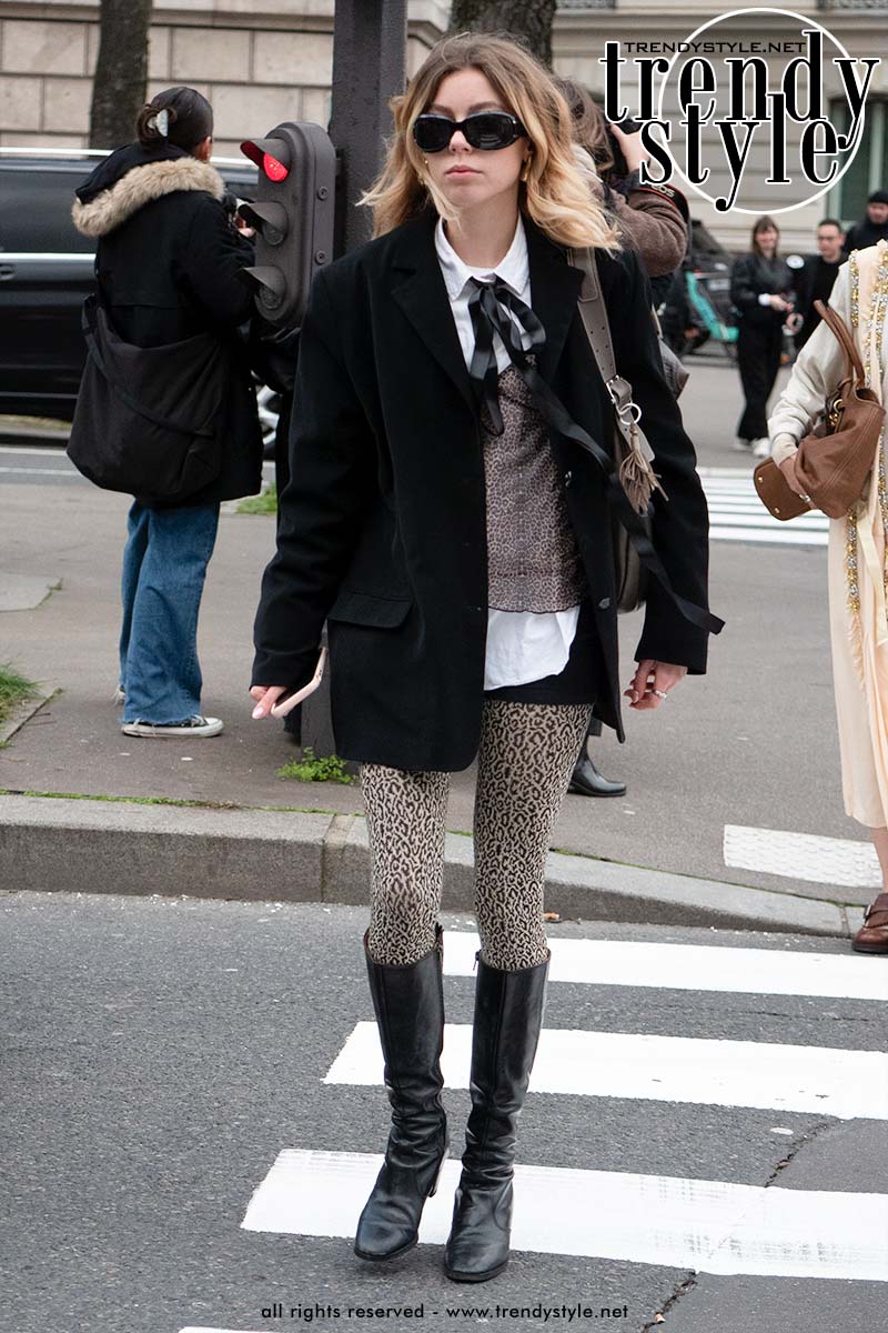 Nylonkousen met dierenprint in de streetstyle tijdens de Paris Fashion Week