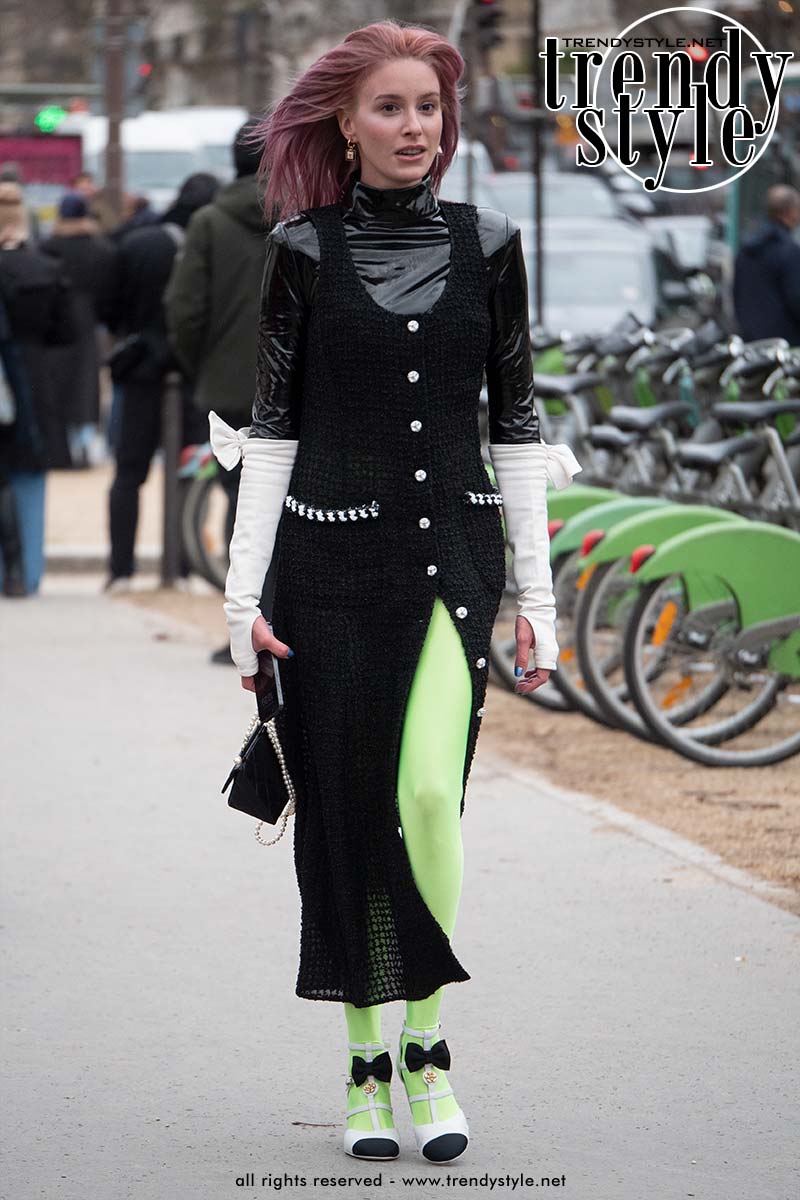 Gekleurde pantykousen in de streetstyle tijdens de Paris Fashion Week