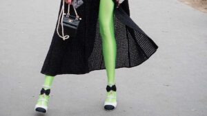 Gekleurde pantykousen in de streetstyle tijdens de Paris Fashion Week