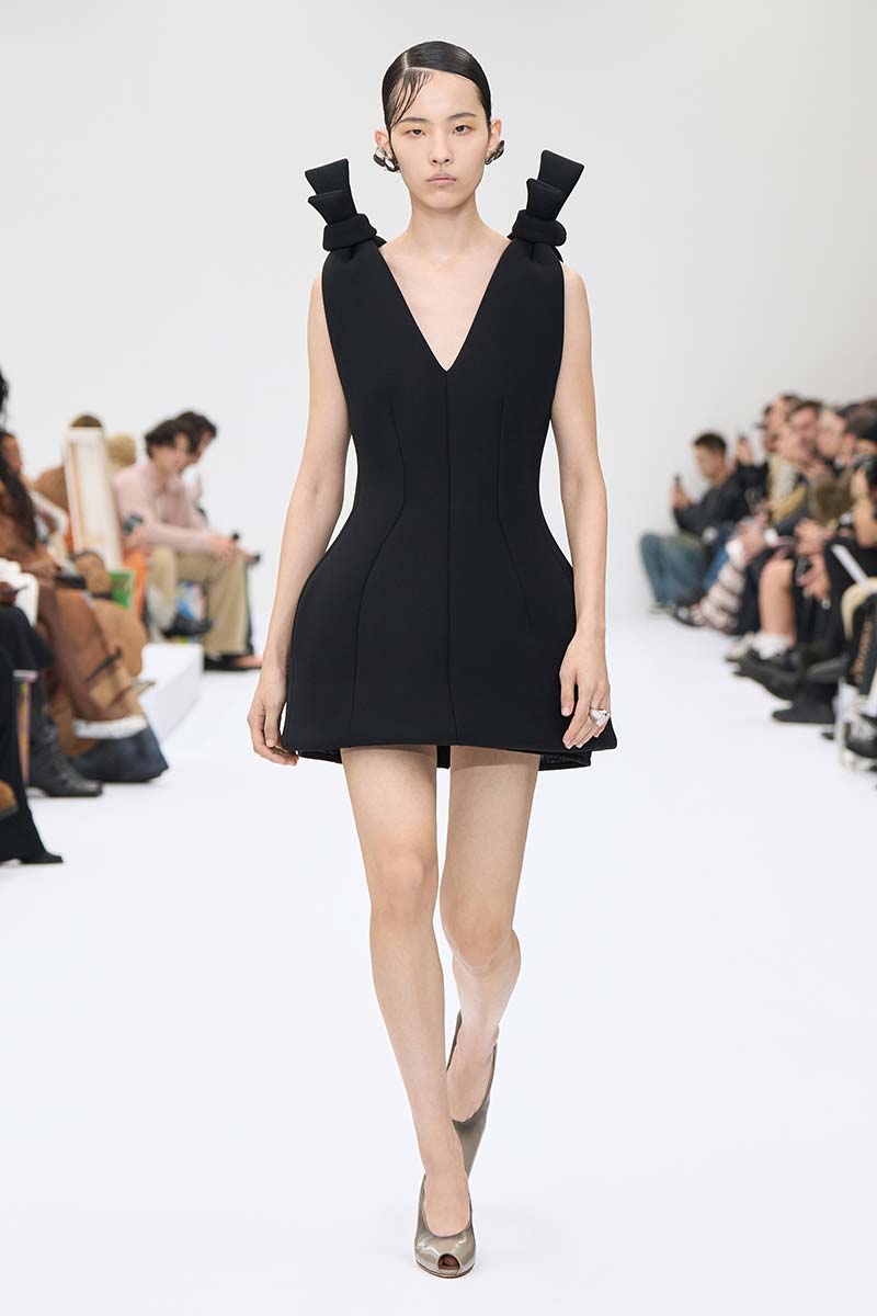 Modetrend voor zomer 2025: statement looks. Photos courtesy of Acne Studios