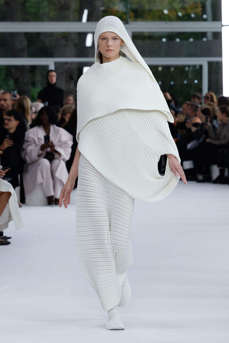 Modetrend voor zomer 2025: statement looks. Photos courtesy of Issey Miyake
