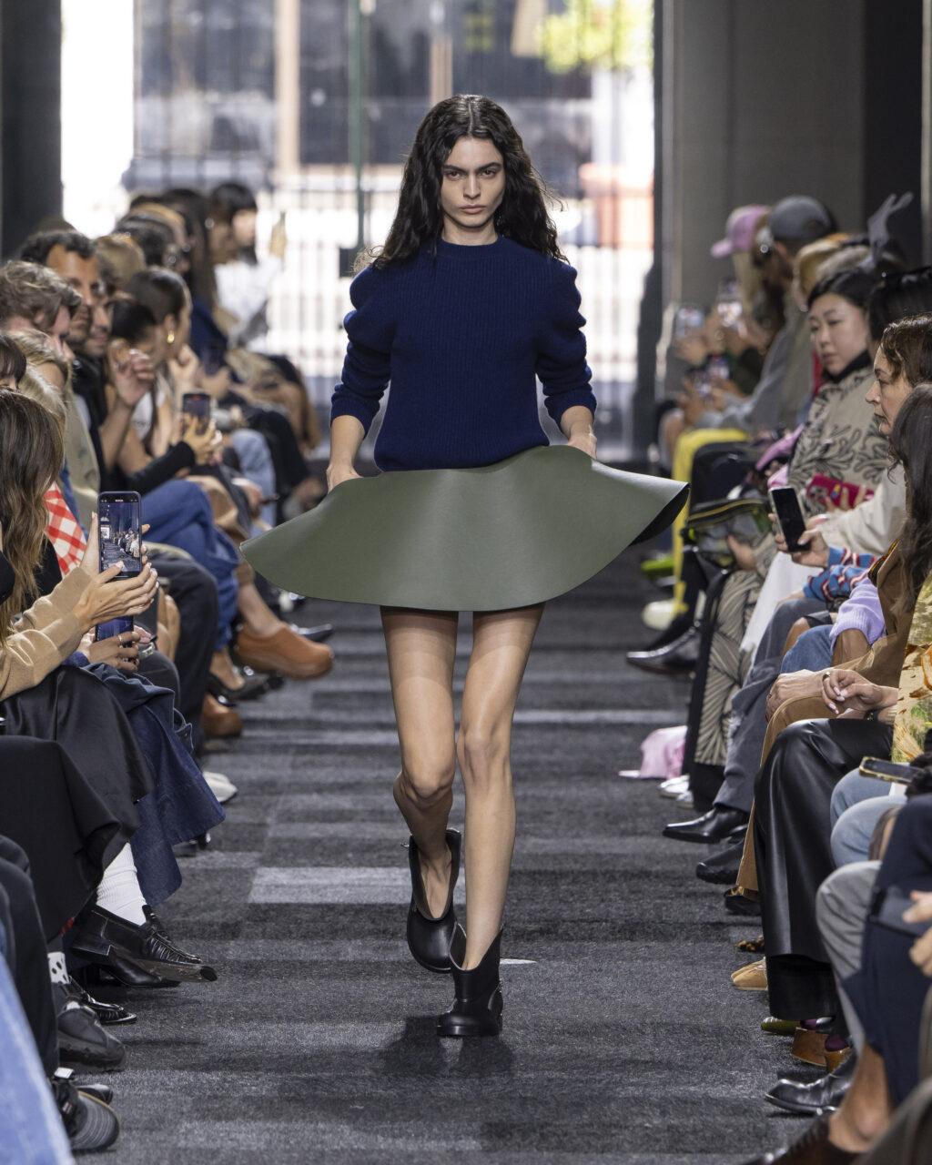 Modetrend voor zomer 2025: statement looks. Photos courtesy of JW Anderson