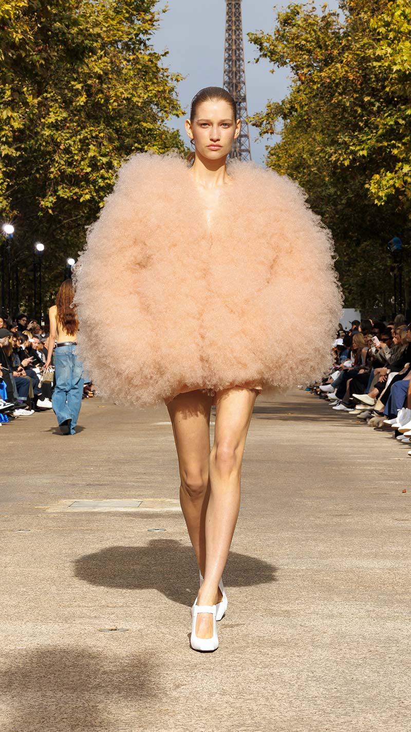 Modetrend voor zomer 2025: statement looks. Photos courtesy of Stella McCartney