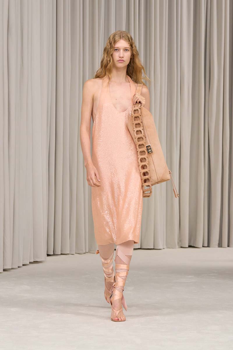 Ballet core is dé modetrend voor lente zomer 2025. Photo courtesy of Ferragamo