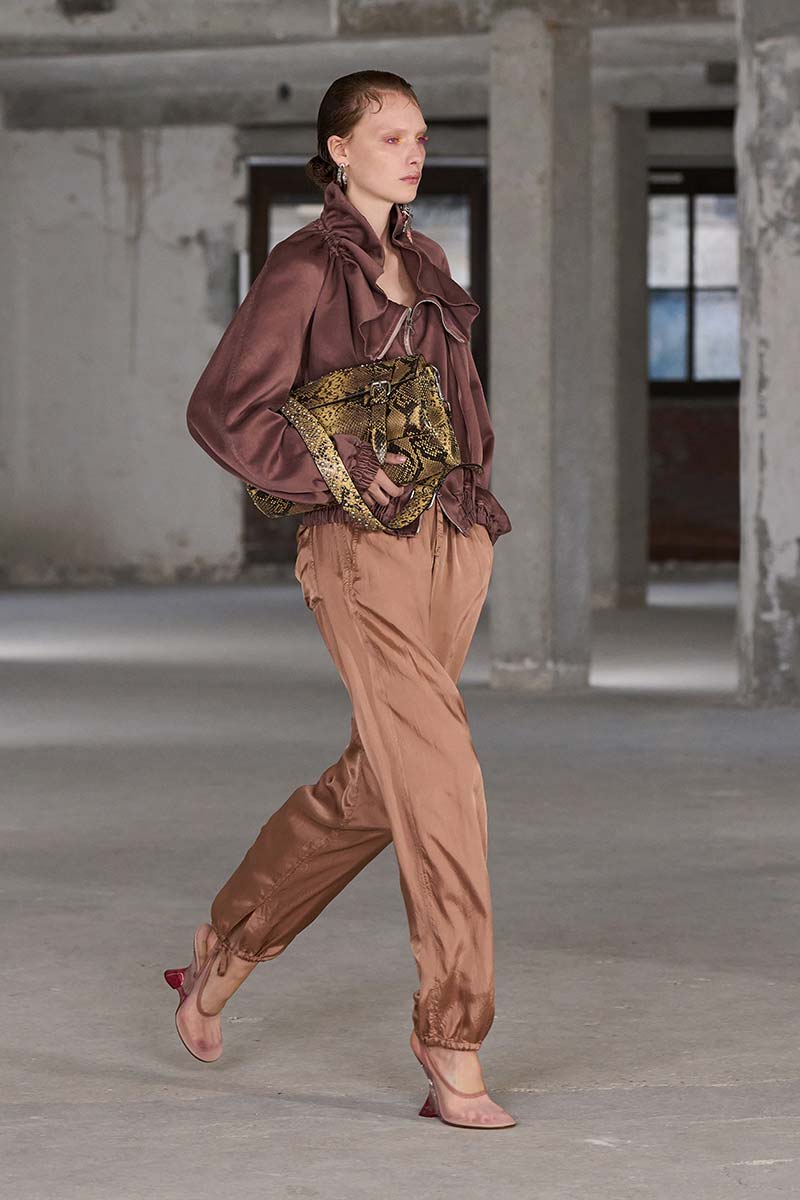 Zo draag je cargobroeken (opnieuw een modetrend!) in zomer 2025. Photo courtesy of Dries van Noten