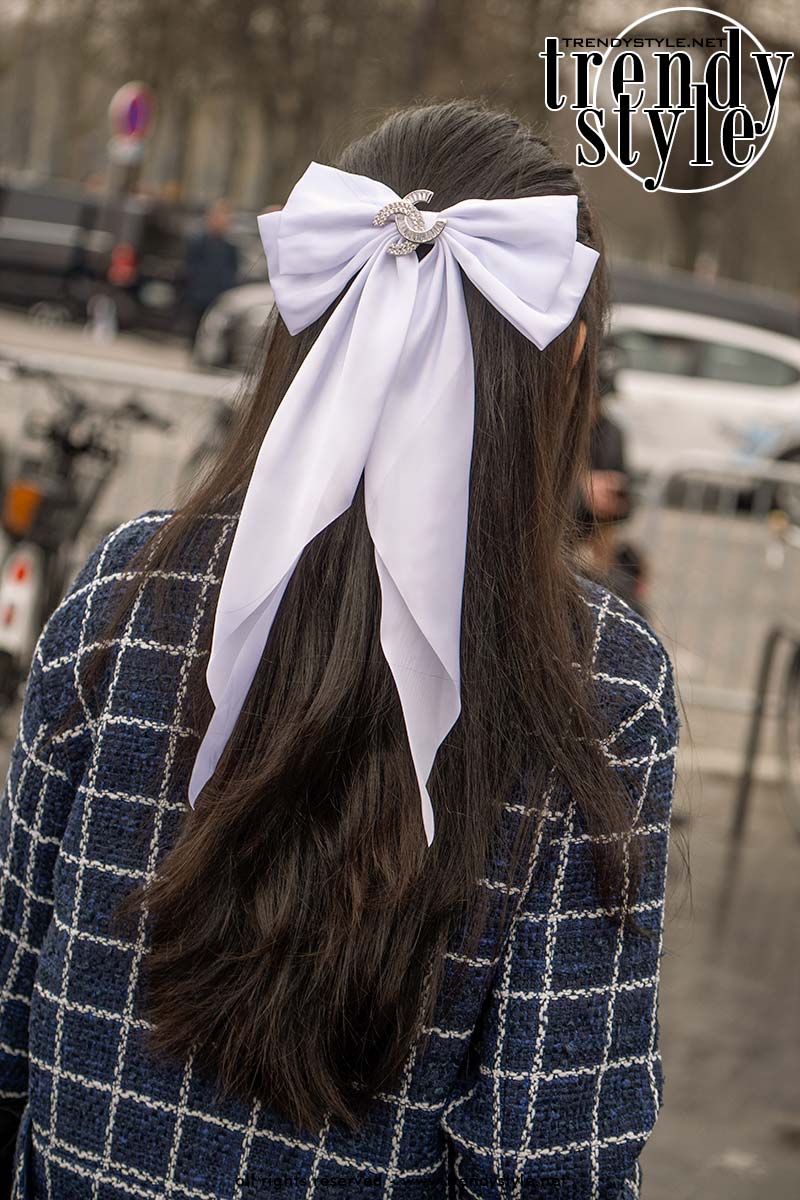 Dit zijn dé haaraccessoires voor lente zomer 2025: strikken. Foto Charlotte Mesman