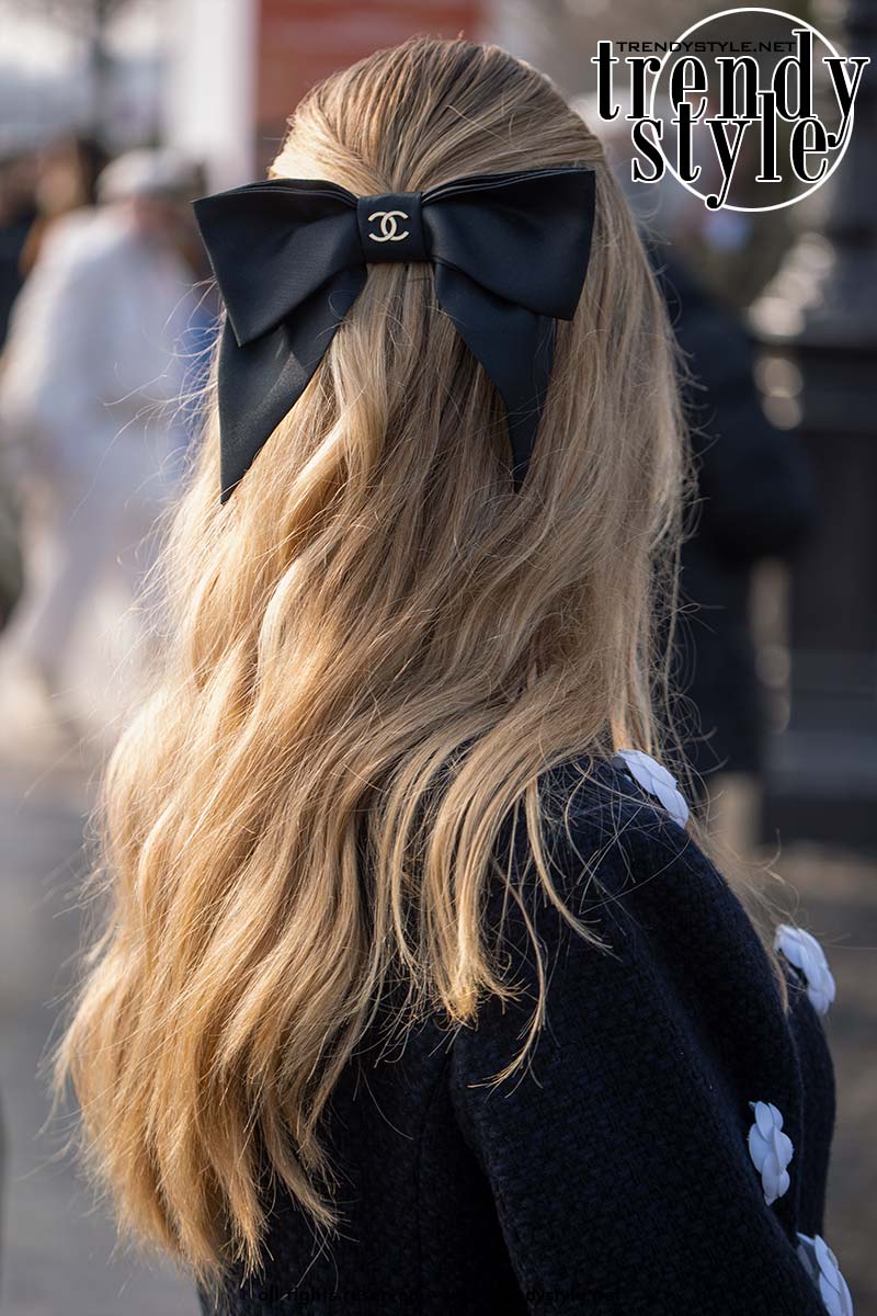 Dit zijn dé haaraccessoires voor lente zomer 2025: strikken. Foto Charlotte Mesman
