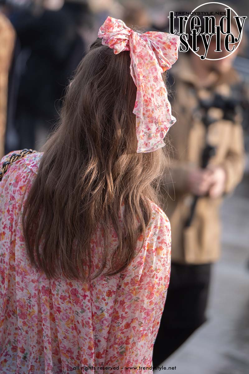 Dit zijn dé haaraccessoires voor lente zomer 2025: strikken. Foto Charlotte Mesman