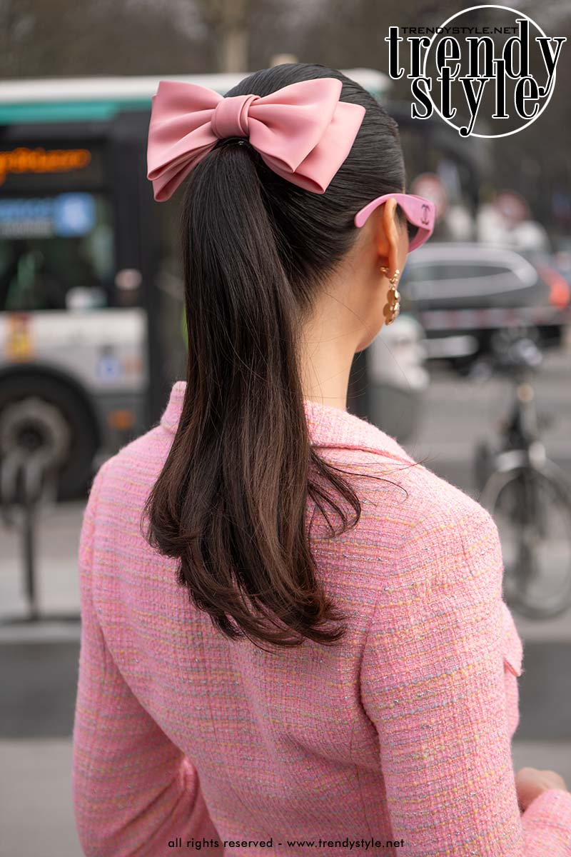 Dit zijn dé haaraccessoires voor lente zomer 2025: strikken. Foto Charlotte Mesman