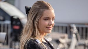 Dit zijn dé haaraccessoires voor lente zomer 2025: strikken. Foto Charlotte Mesman