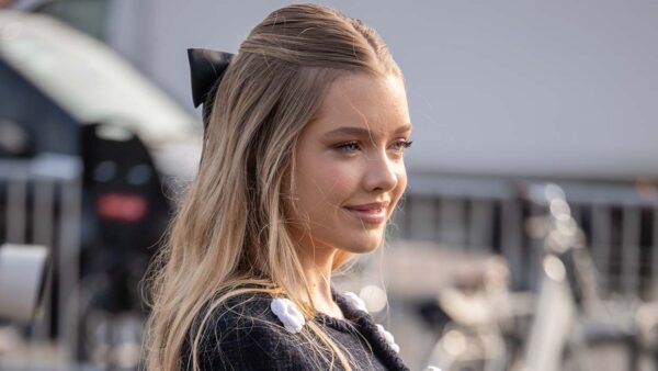 Dit zijn dé haaraccessoires voor lente zomer 2025: strikken. Foto Charlotte Mesman