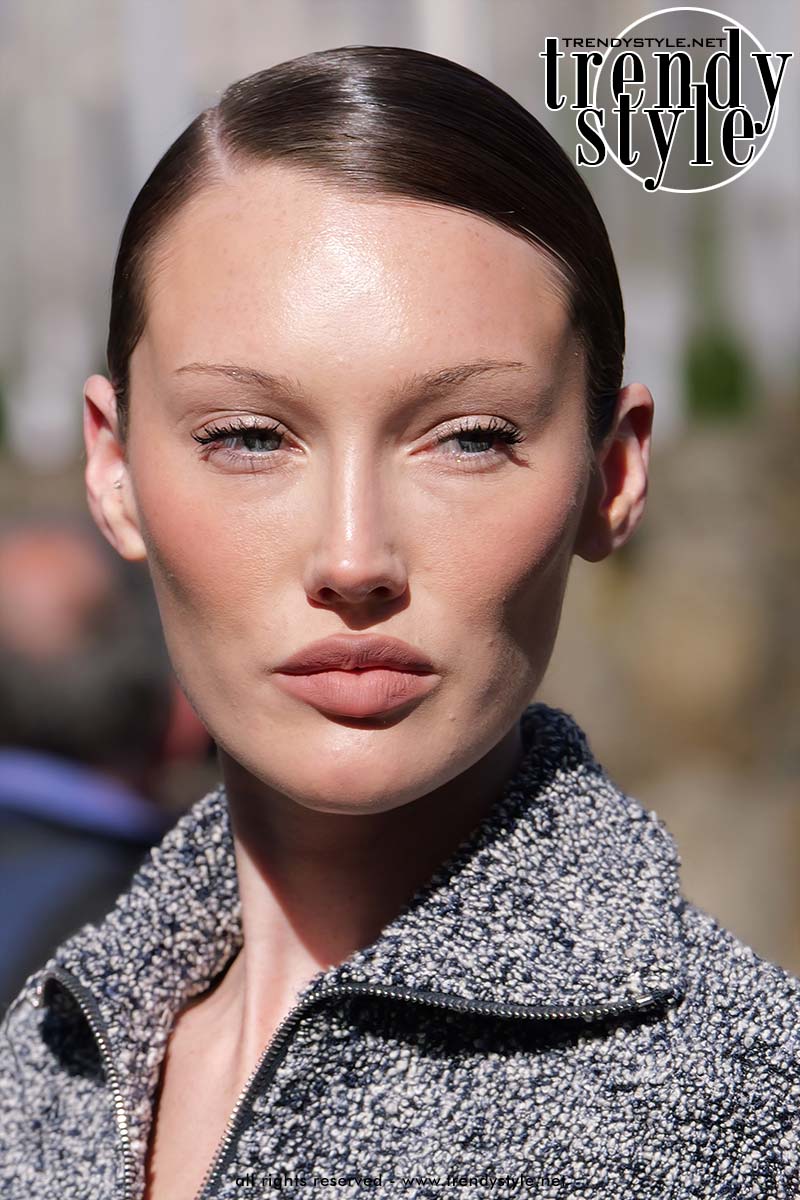 Make-up trends zomer 2025: (weer) bruine lippenstift met lipliner. Foto Charlotte Mesman