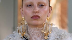 Make-up trends zomer 2025: (weer) bruine lippenstift met lipliner. Foto Charlotte Mesman