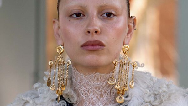 Make-up trends zomer 2025: (weer) bruine lippenstift met lipliner. Foto Charlotte Mesman