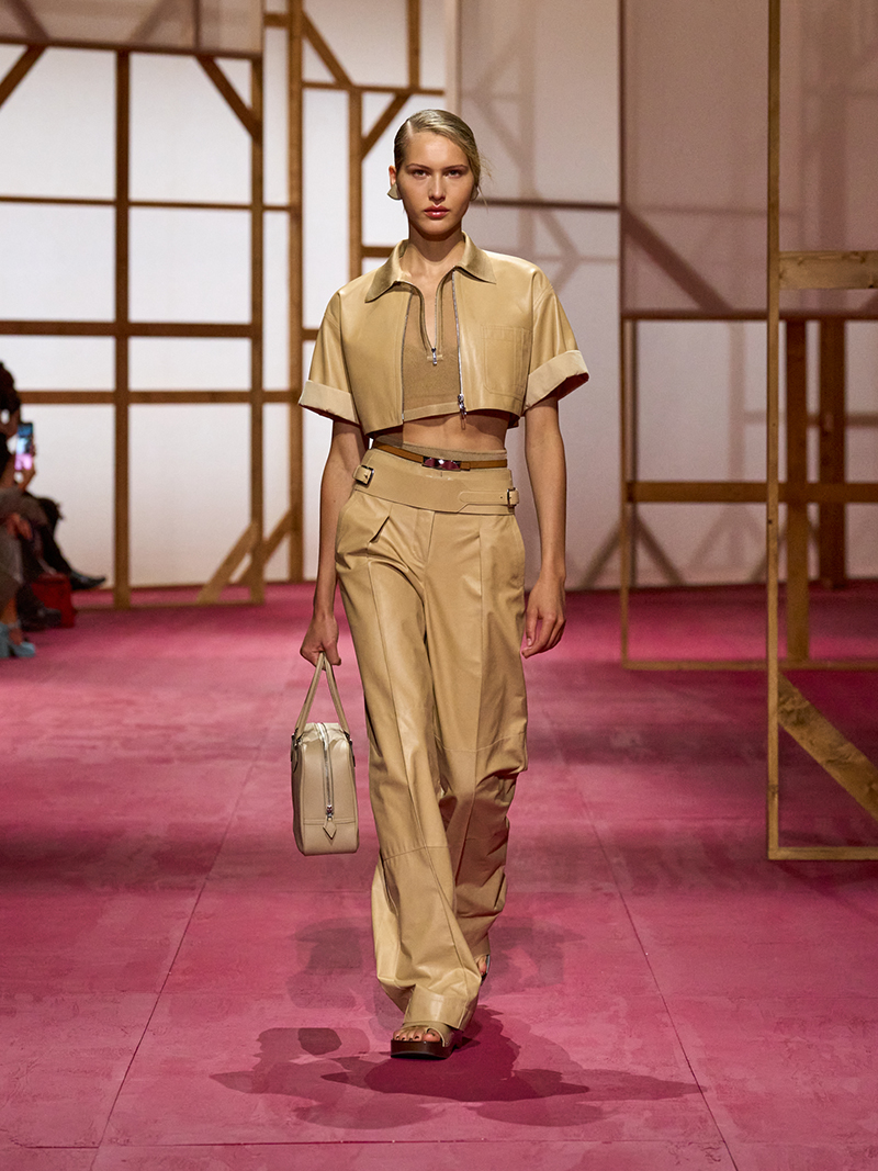 Must-have voor zomer 2025: een palazzobroek. Photo courtesy of Hermès