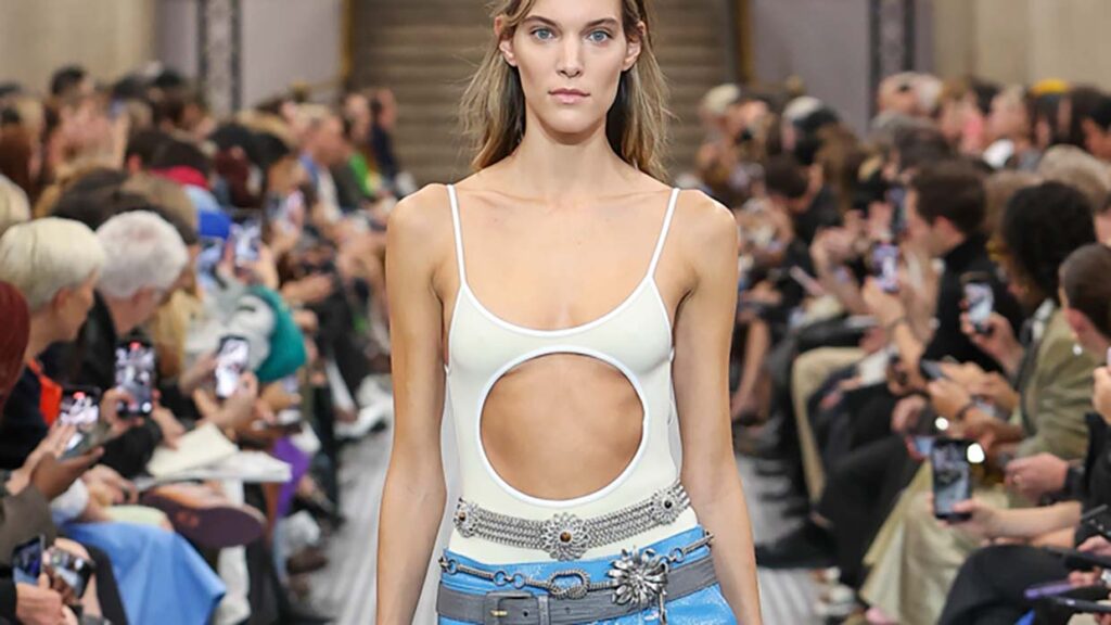 20 Badmode trends voor zomer 2025. Eentje is een absolute must! Photo courtesy of Miu Miu