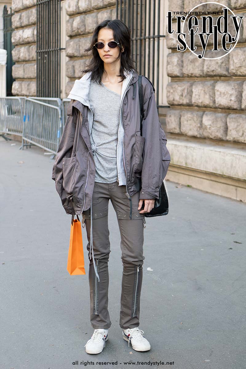 Streetstyle alert: de cargobroek krijgt een fashion upgrade. Foto Charlotte Mesman