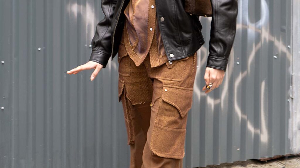 Streetstyle alert: de cargobroek krijgt een fashion upgrade. Foto Charlotte Mesman