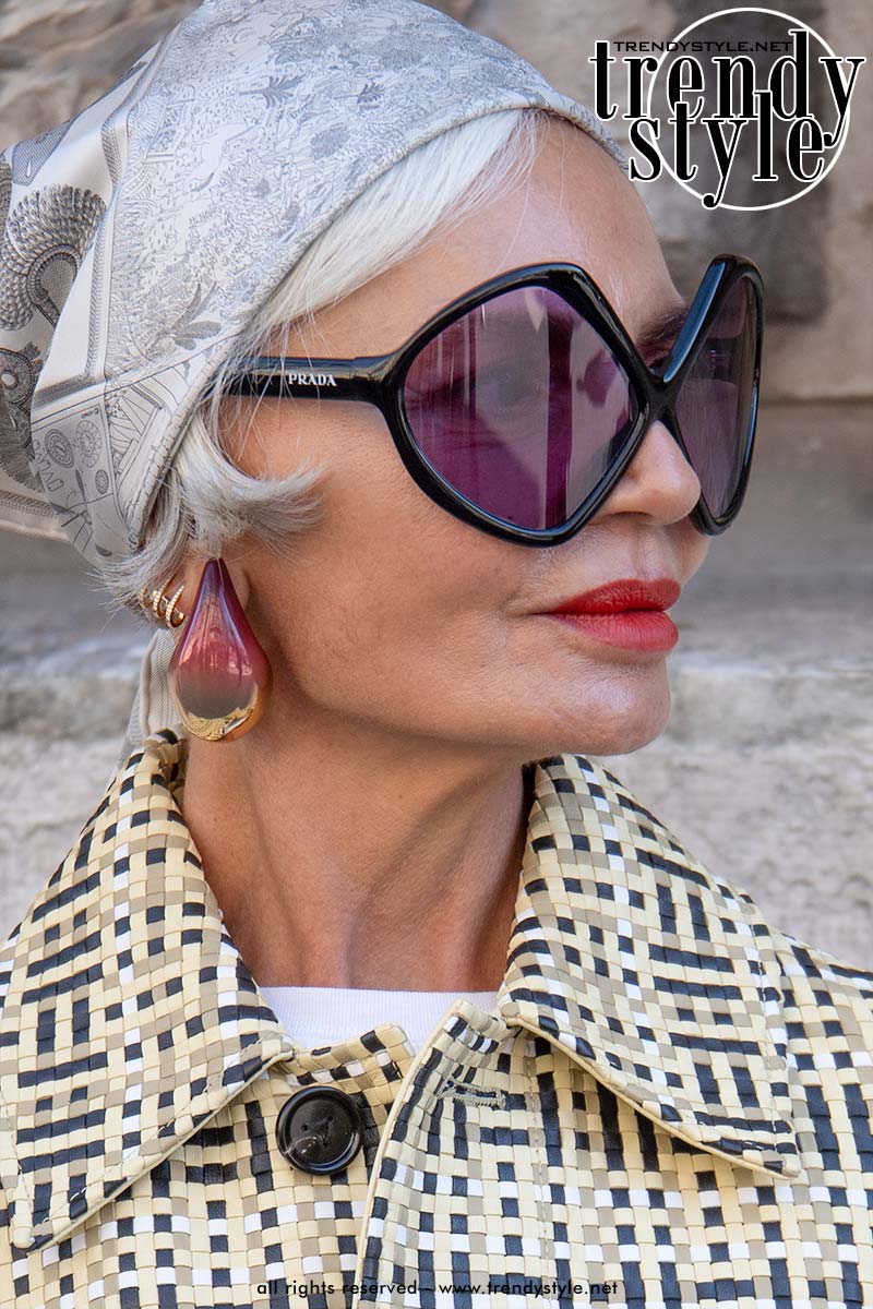 Glamour is terug: chunky oorbellen zijn dé must-have van 2025. Foto Charlotte Mesman