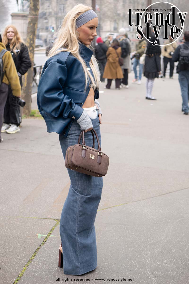 De East-West tas: dé handtassentrend voor zomer 2025. Foto Charlotte Mesman