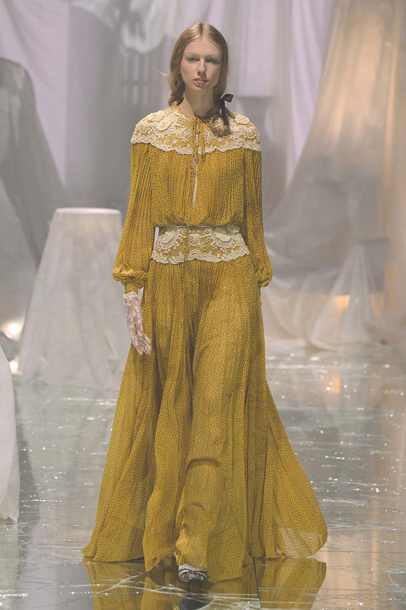 Modetrends zomer 2025. Ken jij de milk maid dress al? Photo courtesy of Valentino