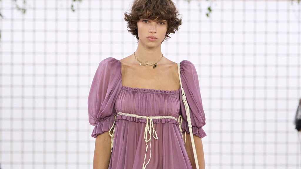 Modetrends zomer 2025. Ken jij de milk maid dress al? Photo courtesy of Chloé