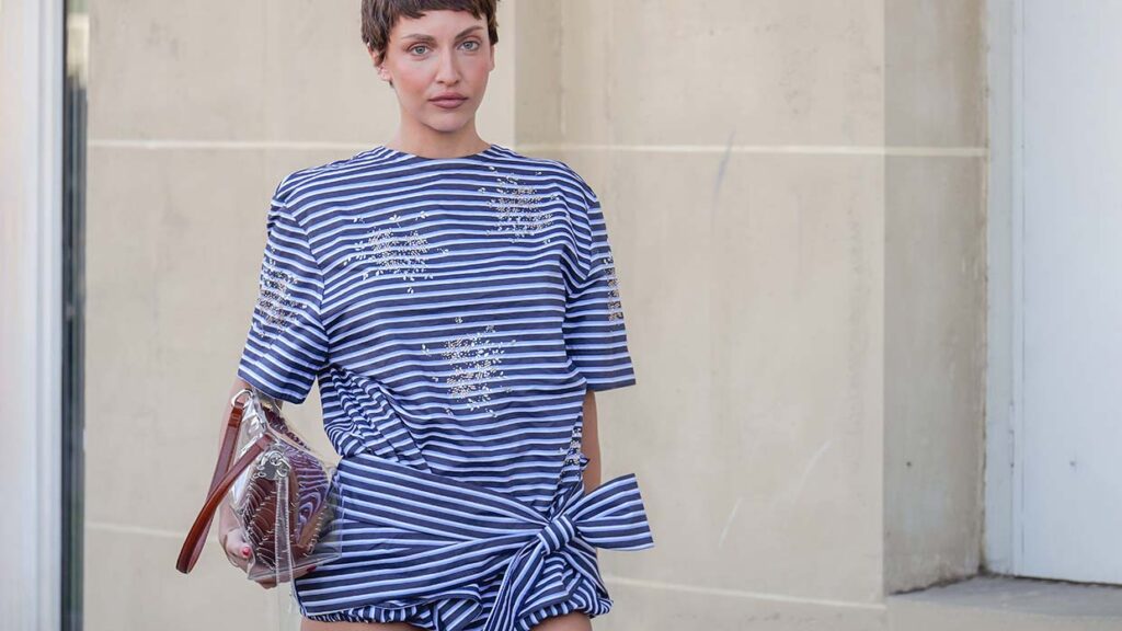 Pyjamastrepen zijn dé zomerse modetrend van 2025. Zo draag je ze stijlvol. Foto Charlotte Mesman
