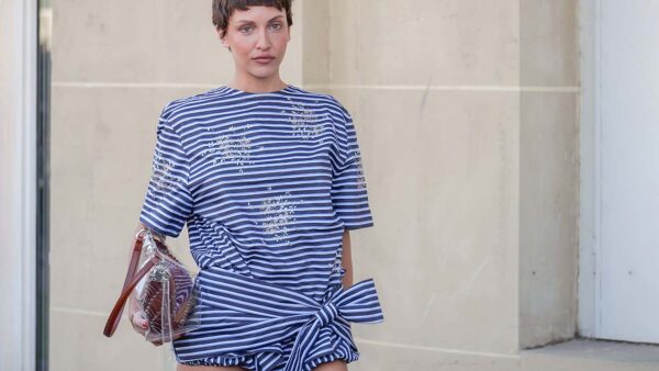 Pyjamastrepen zijn dé zomerse modetrend van 2025. Zo draag je ze stijlvol. Foto Charlotte Mesman