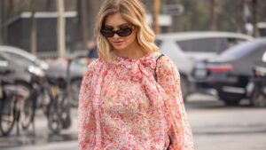 Blouses voor zomer 2025. Eén blouse, tien looks. Foto Charlotte Mesman