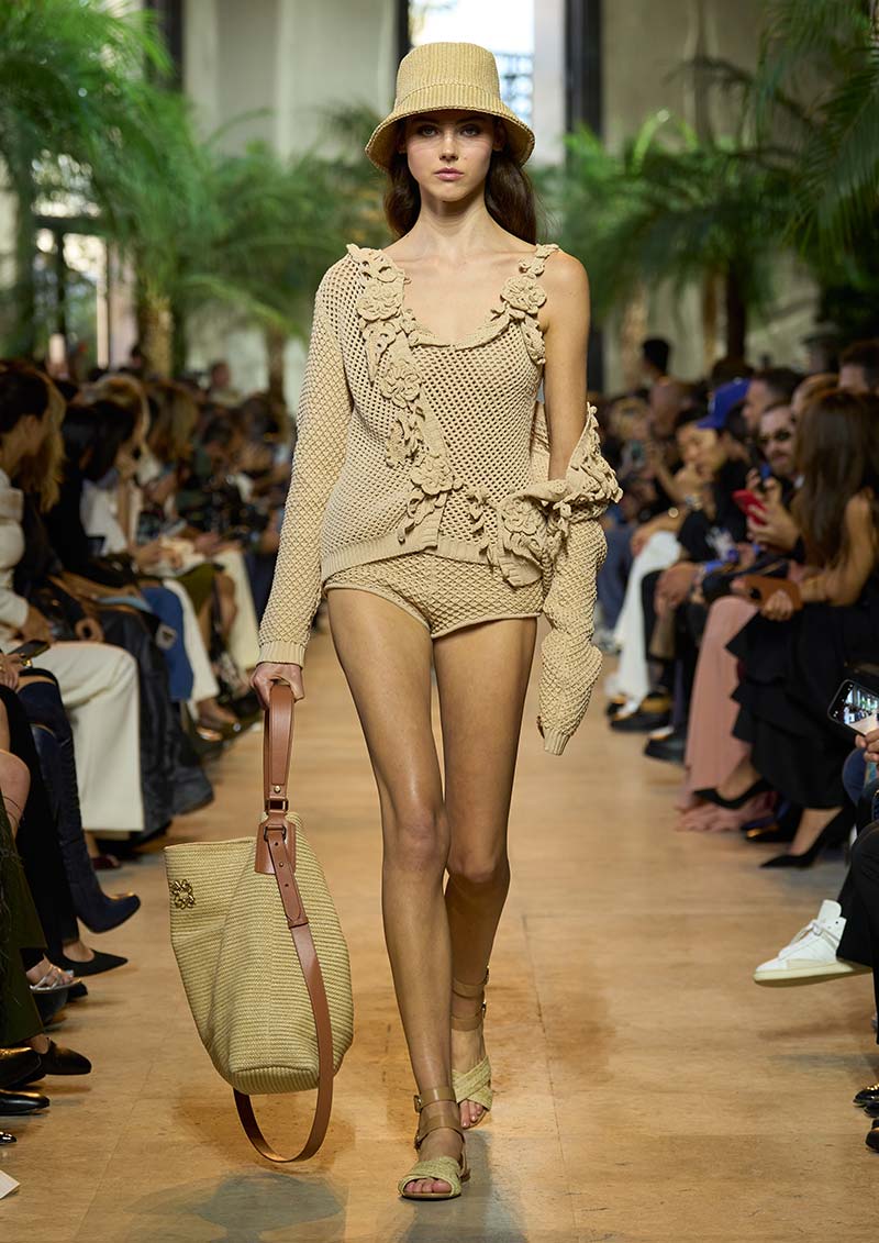 De ‘no pants’ modetrend voor zomer 2025: in onderbroek of bodysuit over straat. Photo courtesy of Elie Saab
