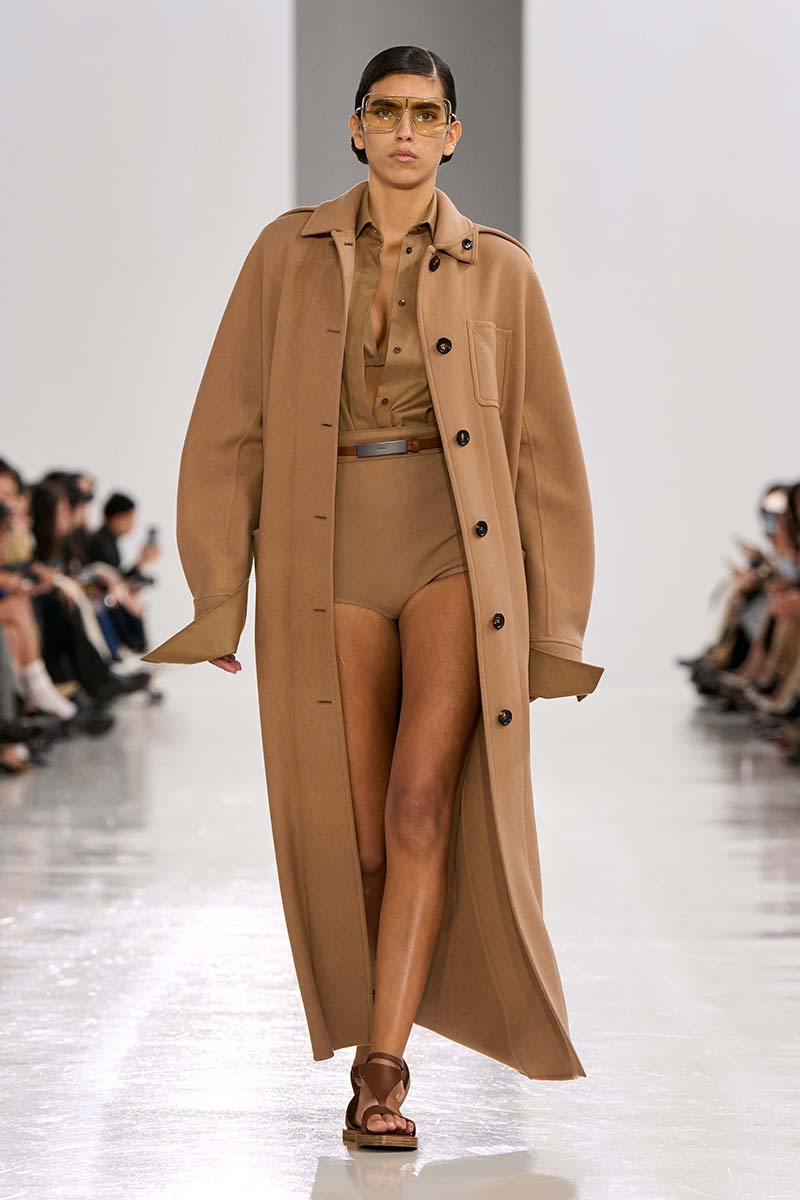 De ‘no pants’ modetrend voor zomer 2025: in onderbroek of bodysuit over straat. Photo courtesy of Max Mara