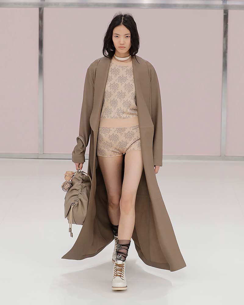De ‘no pants’ modetrend voor zomer 2025: in onderbroek of bodysuit over straat. Photo courtesy of Fendi