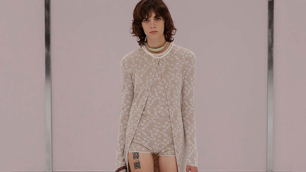De ‘no pants’ modetrend voor zomer 2025: in onderbroek of bodysuit over straat. Photo courtesy of Fendi