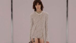 De ‘no pants’ modetrend voor zomer 2025: in onderbroek of bodysuit over straat. Photo courtesy of Fendi